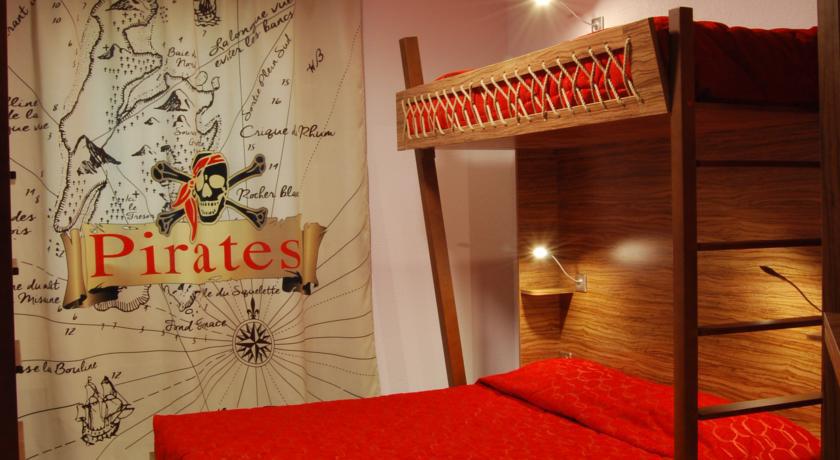 Hotel Du Parc - Pirates Chasseneuil-du-Poitou Phòng bức ảnh