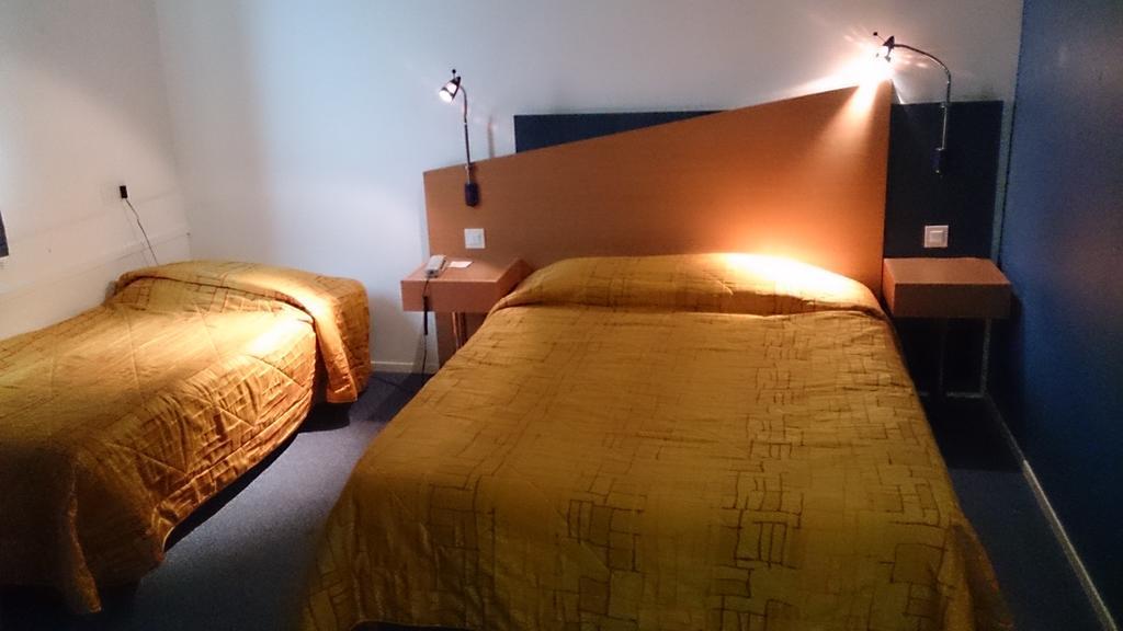 Hotel Du Parc - Pirates Chasseneuil-du-Poitou Phòng bức ảnh